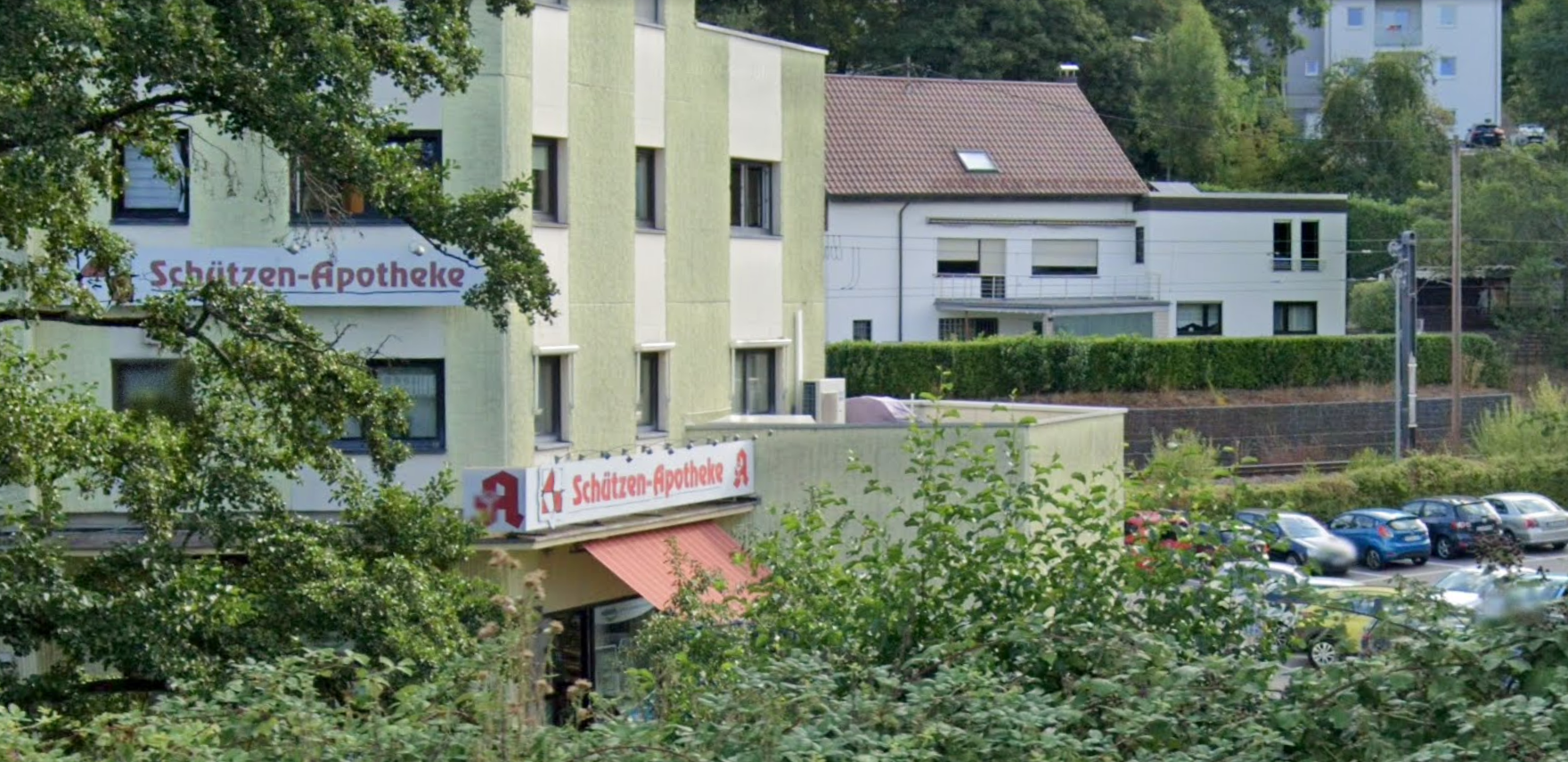 Schützen-Apotheke Lebach von außen mit Parkplatz